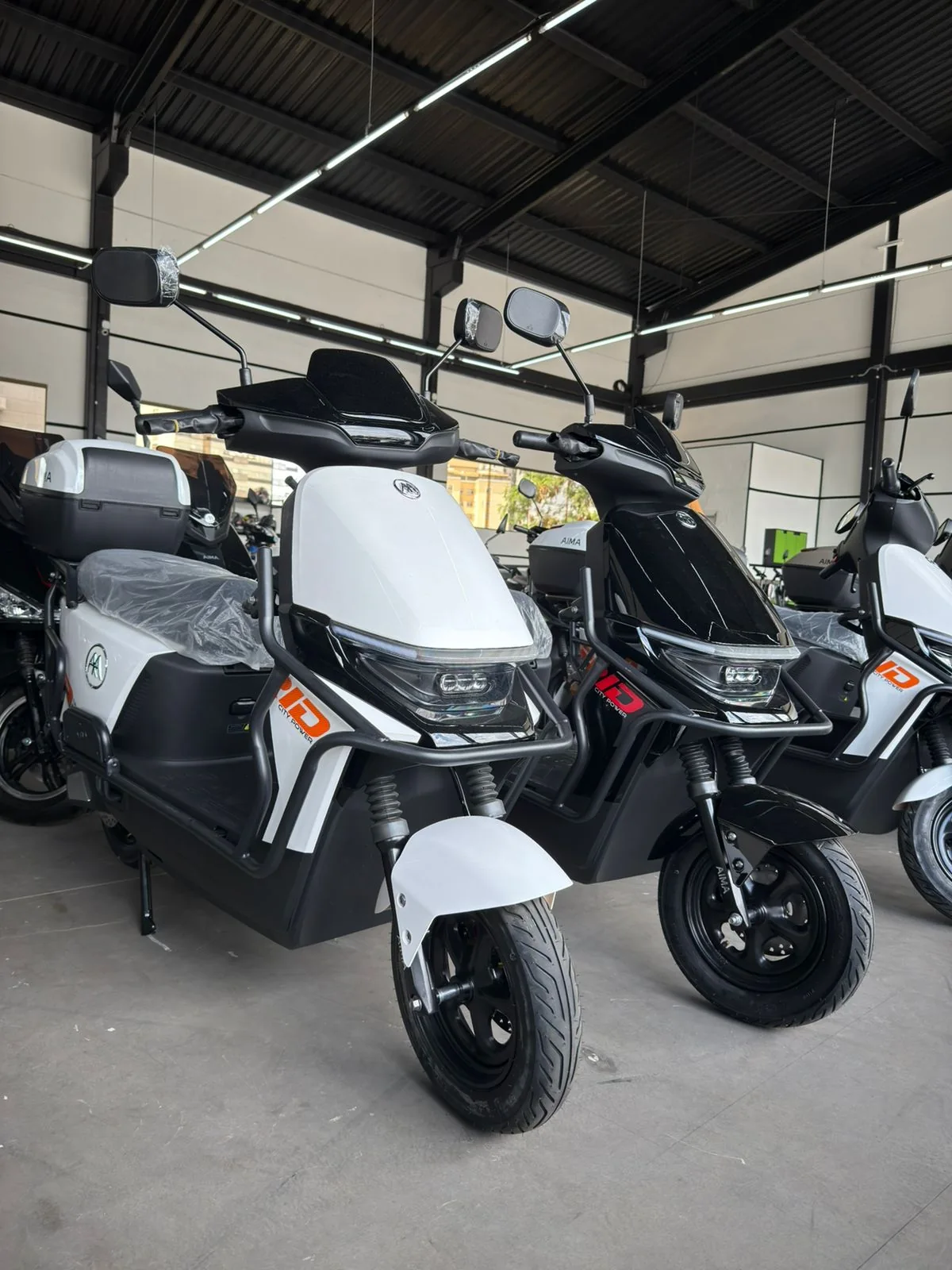 Linha de triciclos e scooters elétricas da BH MOB
